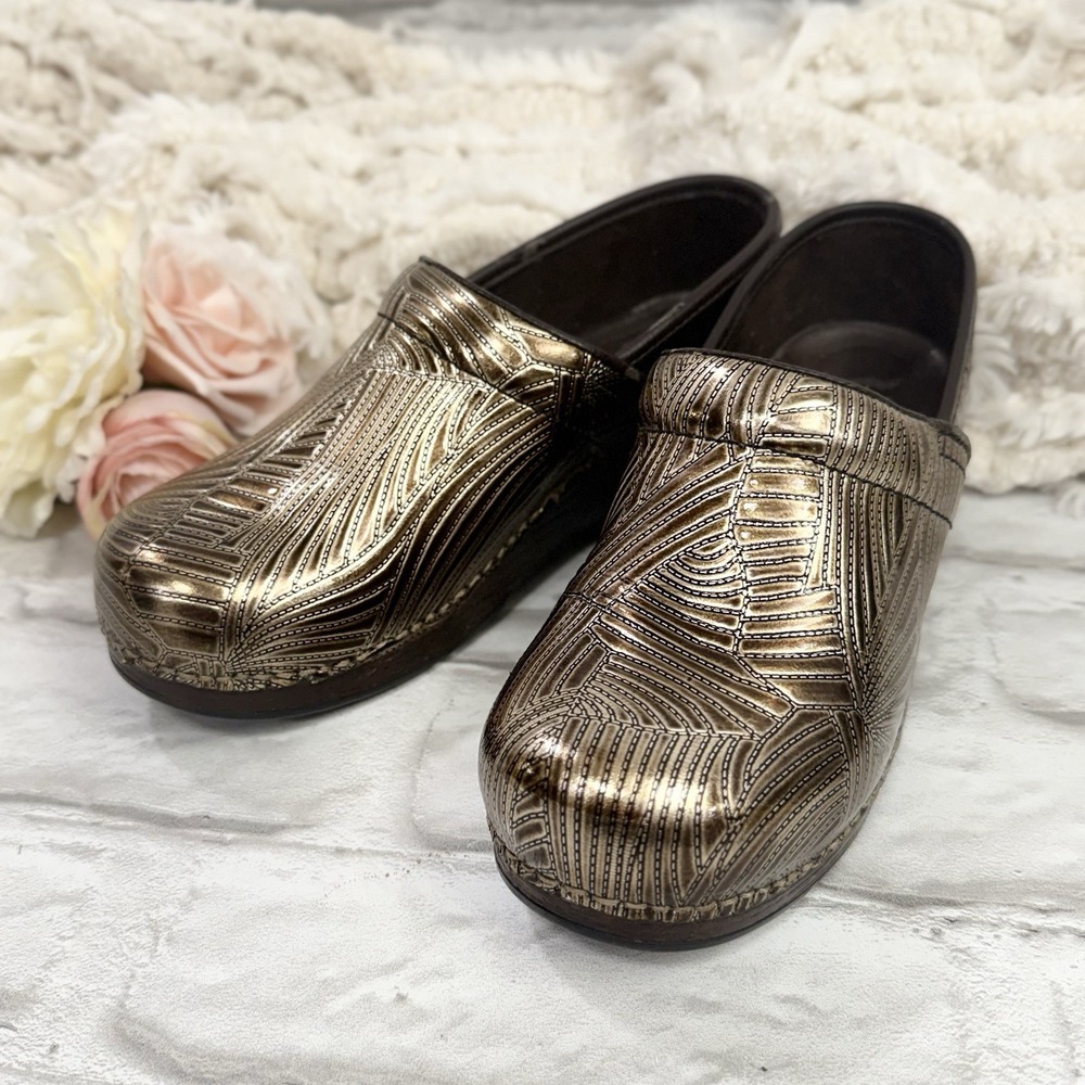 Dansko XP Clogs Metallic Groove Sz 38 / 7.5 Slip on Professional Nursing Shoes